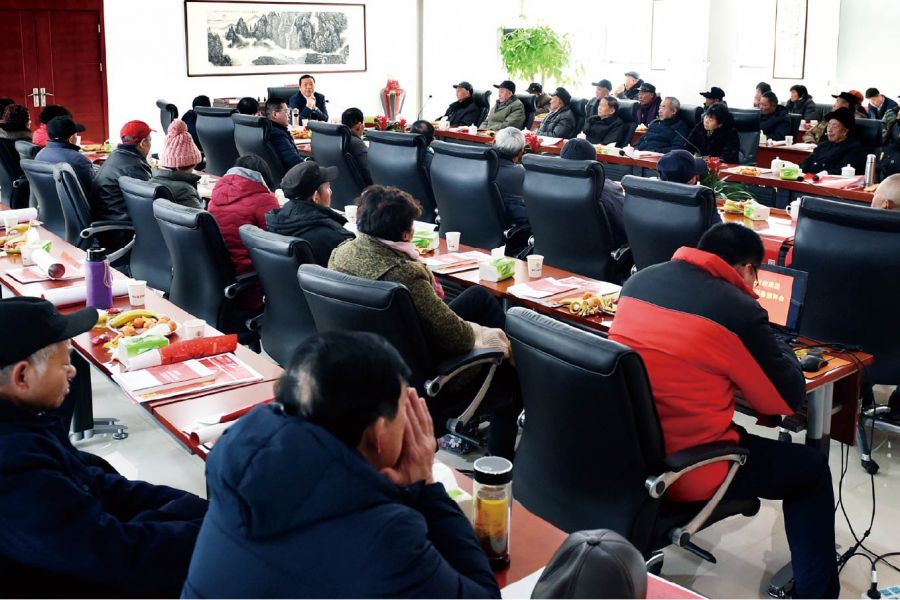 在集團老員工新春團拜會上，安繼文董事長與到會老員工們共話淮海美好明天。